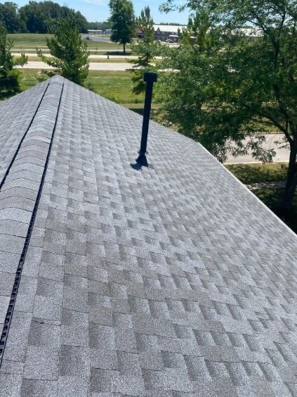 Close-up of cleanly finished light-gray architectural shingles on a Cincinnati home